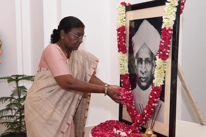 President Droupadi Murmu paid floral tributes to Dr S. Radhakrishnan, former President of India, on his birth anniversary at Rashtrapati Bhavan.