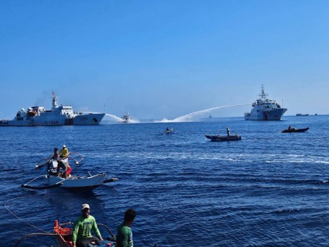 Chinese navy vessels confront Philippines Navy