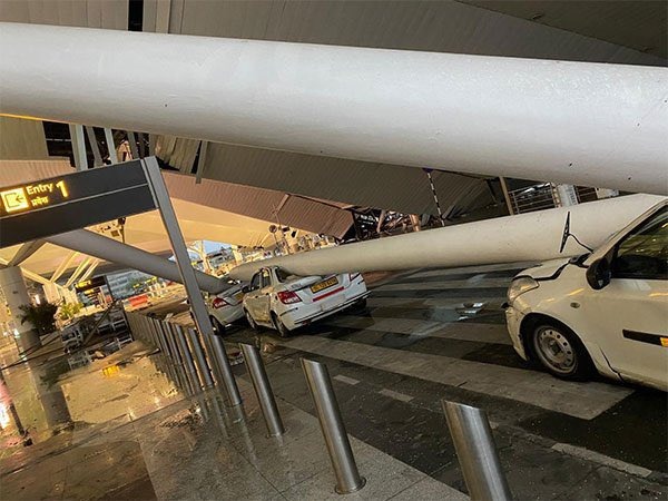 Cabs were trapped under fallen beam of collapsed root at Delhi Airport