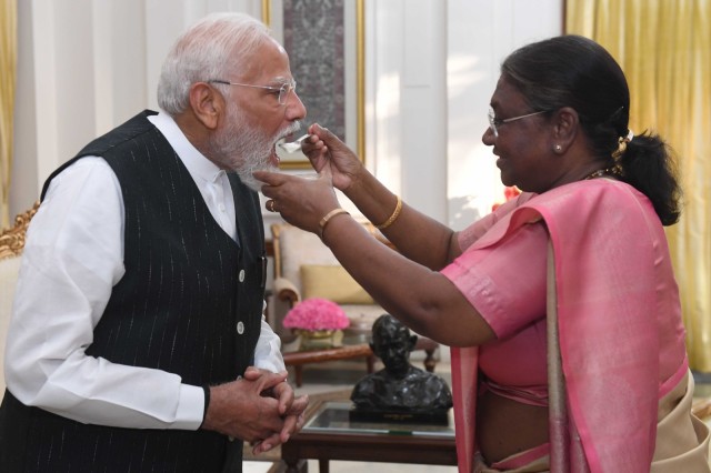 President Droupadi Murmu served curd to PM narendra Modi