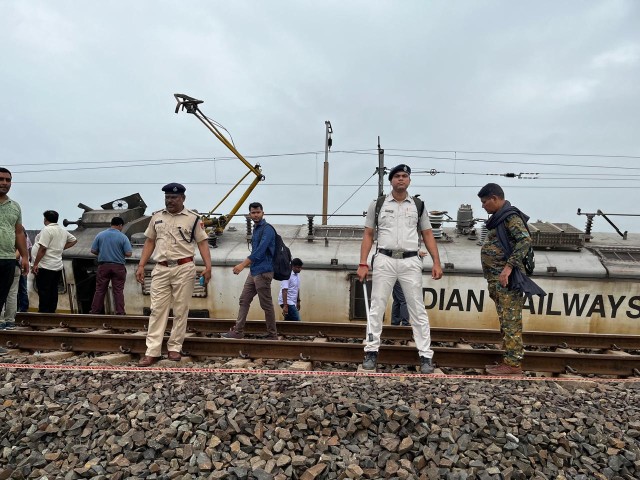 Howrah Mumbai derailment in Jharkhand