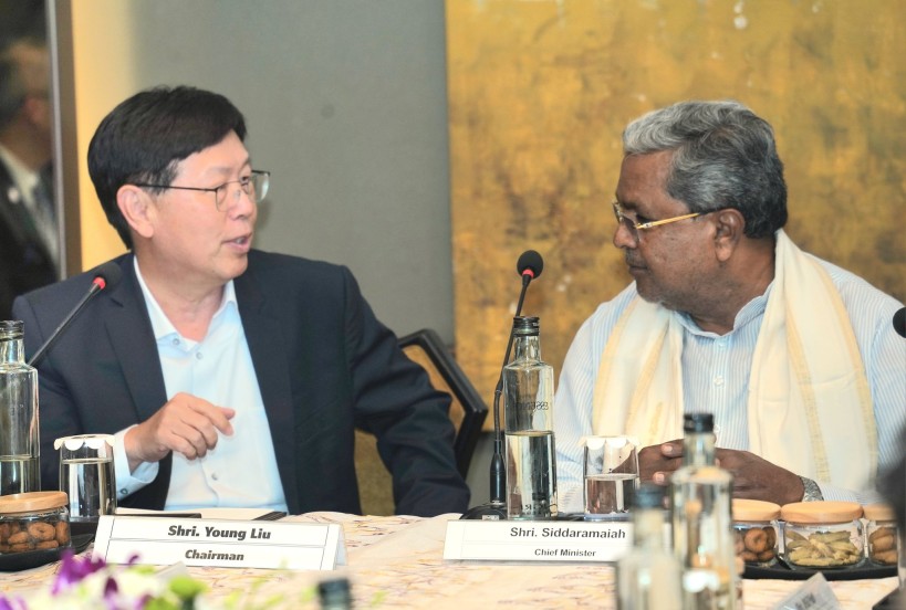 Karnataka CM Siddaramaiah holds discussion with Mr. Young Liu, Chairman of Foxconn.