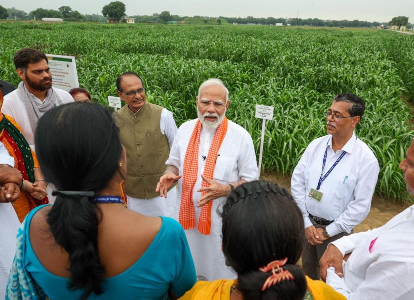 PM narendra Modi intercating with agriculture scientists after releasing 109 seeds on Sunday