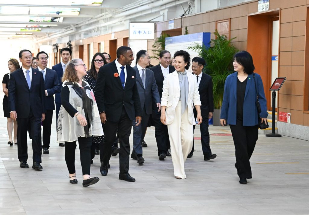 Peng Liyuan, wife of President Xi Jinping, joined students from Washington State, USA, at No. 8 High School in Beijing.