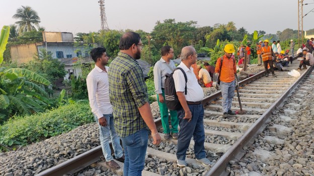 An express train derailed at Howrah, West Bengal. Image credit X.com @AapkaArnab