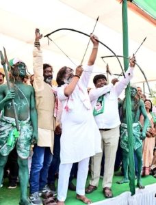 Jharkhand CM Hemant Soren with supporters. Image credit X.com @HemantSorenJMM