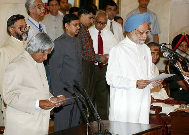 Dr Manmohan Singh at swearing in ceremony in 2004. Image credit @RahulGandhi