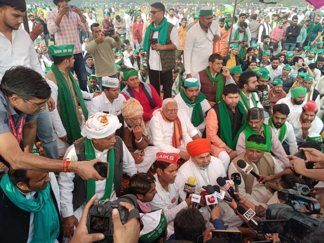 Farmers protest in Noida. Image credit CPI (M)