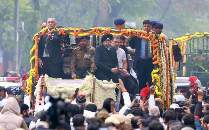 LoP Rahul Gandhi leads funeral procession of late PM Manmohan Singh. Image credit INC