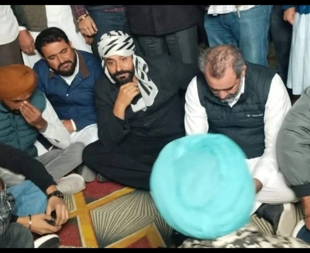 Pujabi singer Baabu Maan and Amitoj Maan at Khanauri border. Image credit Bhawna Malik