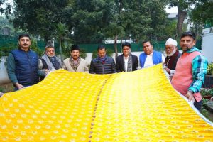 Former Delhi CM Arvind Kejriwal offers chadar at Chisti Dargah. Image credit X.com @aapdelhi