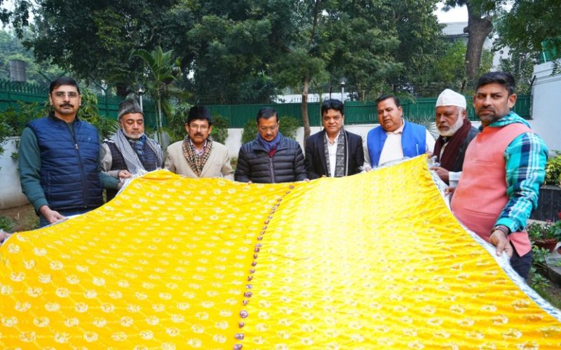 Former Delhi CM Arvind Kejriwal offers chadar at Chisti Dargah. Image credit X.com @aapdelhi