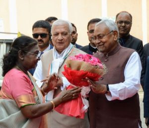 Bihar CM Nitish Kumar receives President Droupadi Murmu at Patna Airport!