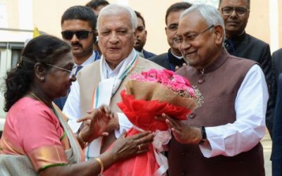 Bihar CM Nitish Kumar receives President Droupadi Murmu at Patna Airport!