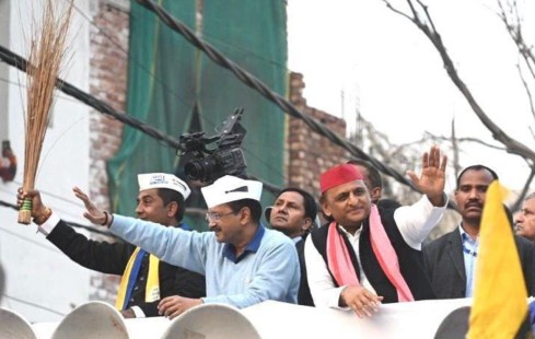 AAP leader Arvind Kejriwal with former UP CM Akhilesh Yadav Image credit X.com