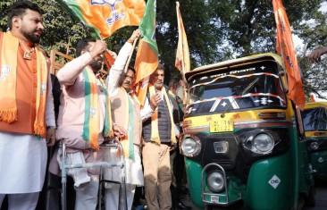 Delhi BJP campaign with auto drivers Image credit X.com