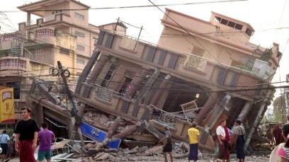 A building collapsed in Myanmar after massive earthquakes !