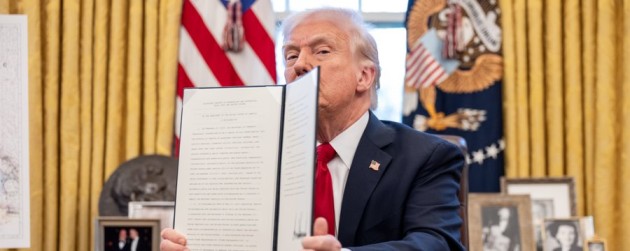 US President Donald Trump Signs Tariff decision !