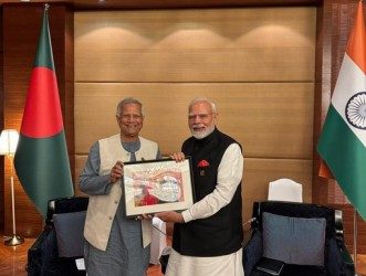 Bangladesh Chief Advisor Muhammad Yunus presents a photograph to PM Narendra Modi !