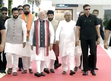 PM Narendra Modi with Bihar CM Nitish Kumar in Patna on Thursday !