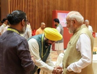 PM Narendra Modi with Punjab CM Bhagwant Mann at Niti Aayog Governing Council Meeting !