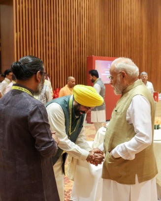 PM Narendra Modi with Punjab CM Bhagwant Mann at Niti Aayog Governing Council Meeting !
