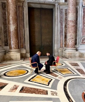 US President Donald Trump sat down to meet privately with Ukrainian President Volodymyr Zelenskyy in St. Peter’s Basilica in Vatican City !