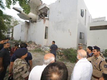 Union Minister Amit Shah at the Air India plane crash site!