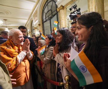 PM Narendra Modi meets Indian diaspora in Argentina on arrival!