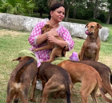 Activist Jasmeet Kaur with stray dogs in New Delhi!