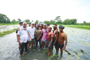 Congress leader Rahul Gandhi with Makhana workers in Bihar on Saturday!