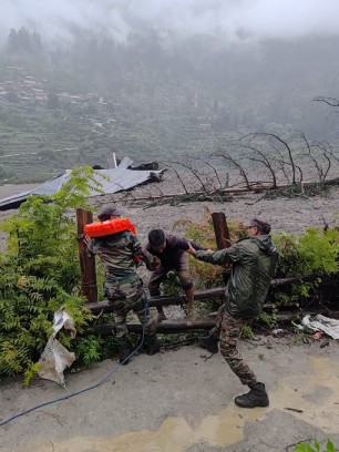 Indian Army carries rescue operations in Dharali village in Uttarakhand!