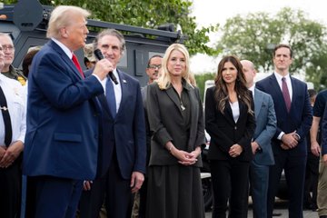 US President Donald Trump with Federal police in Washington DC!