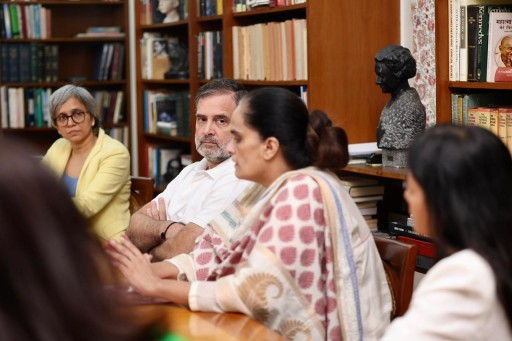 Former Congress president Rahul Gandhi with Delhi mothers who are protesting air pollution.