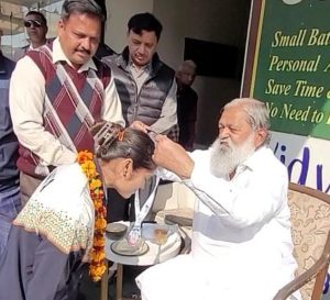 Ambala's Anjali meets Haryana Minister Anil Vij.