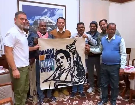 Congress leader Rahul Gandhi with Bhadohi weavers.