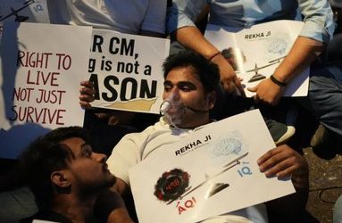 NSUI activists protest against air pollution in Delhi.
