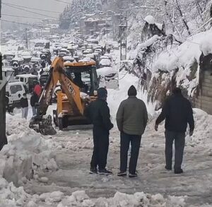 Heavy traffic snarl in Manali amid massive snowfall.