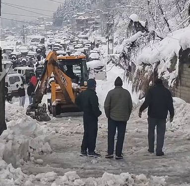 Heavy traffic snarl in Manali amid massive snowfall.