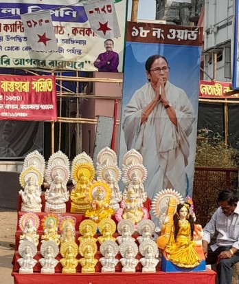 Saraswati Puja idols selling on the Kolkata street.