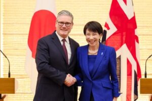Japan PM Sanai Takaichi with UK PM Keir Starmer in Tokyo.