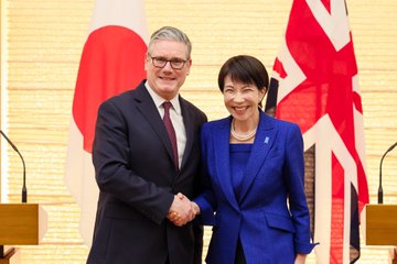 Japan PM Sanai Takaichi with UK PM Keir Starmer in Tokyo.