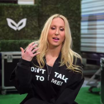 Comedia and host Nikki Glaser.