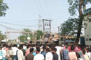 People block the Mothabari-Kaliachak state highway.