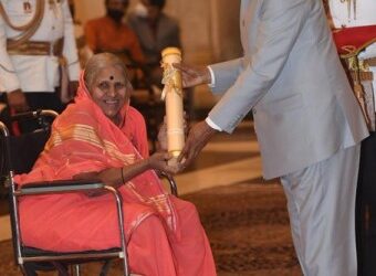 Sindhutai Sapkal with Ram Nath Kovind, former President of India.