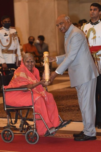 Sindhutai Sapkal with Ram Nath Kovind, former President of India.