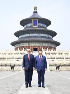 US President Xi Jinping and President Trump visited the Temple of Heaven and had a photo taken in front of the Hall of Prayer for Good Harvests.