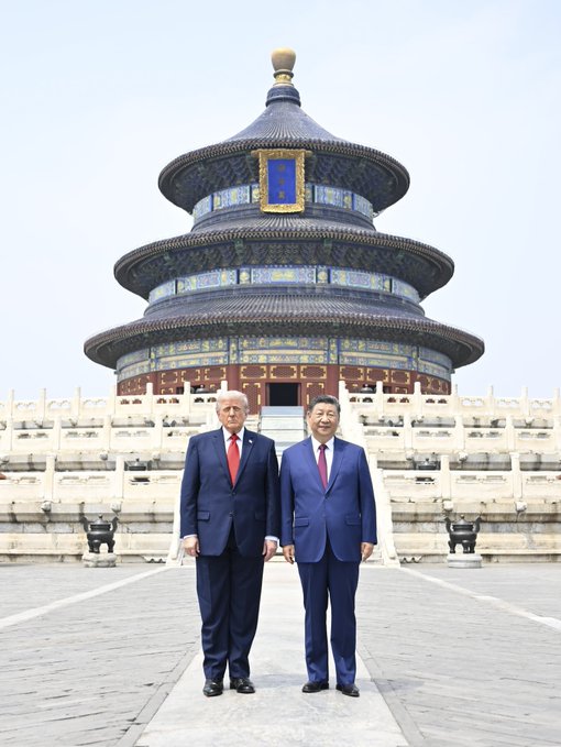 US President Xi Jinping and President Trump visited the Temple of Heaven and had a photo taken in front of the Hall of Prayer for Good Harvests.