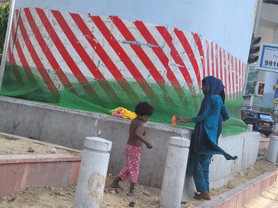 At Delhi Signals, Children Begging for Water Reveal a Deeper Crisis.