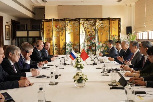 Chinese Foreign Minister Wang Yi used a visit to India to criticize power politics and warn against a “law of the jungle” approach, in remarks widely seen as directed at the United States.